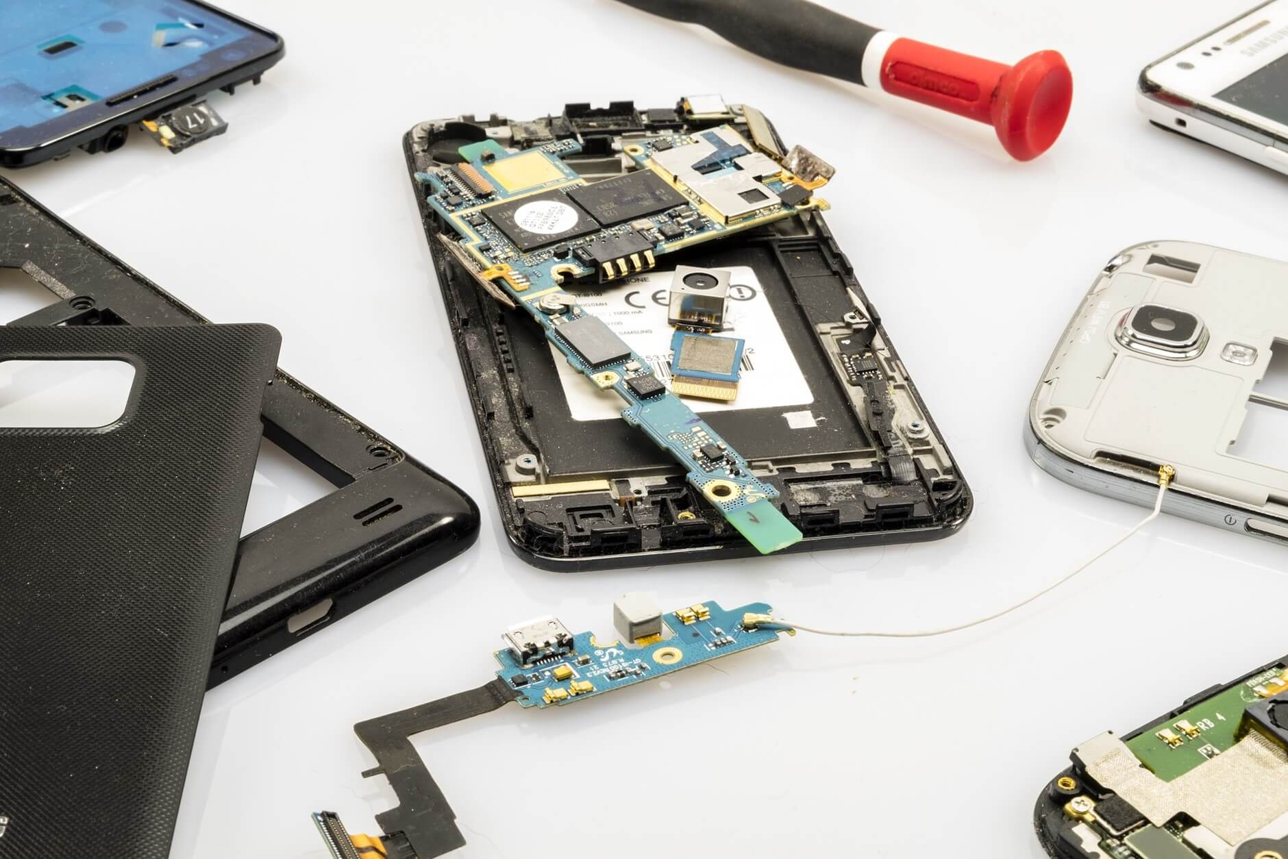 iPhone画面割れを修理する業者と修理料金