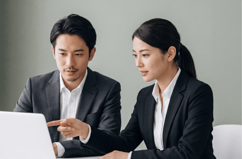 担当者が導入後の運用について相談している様子