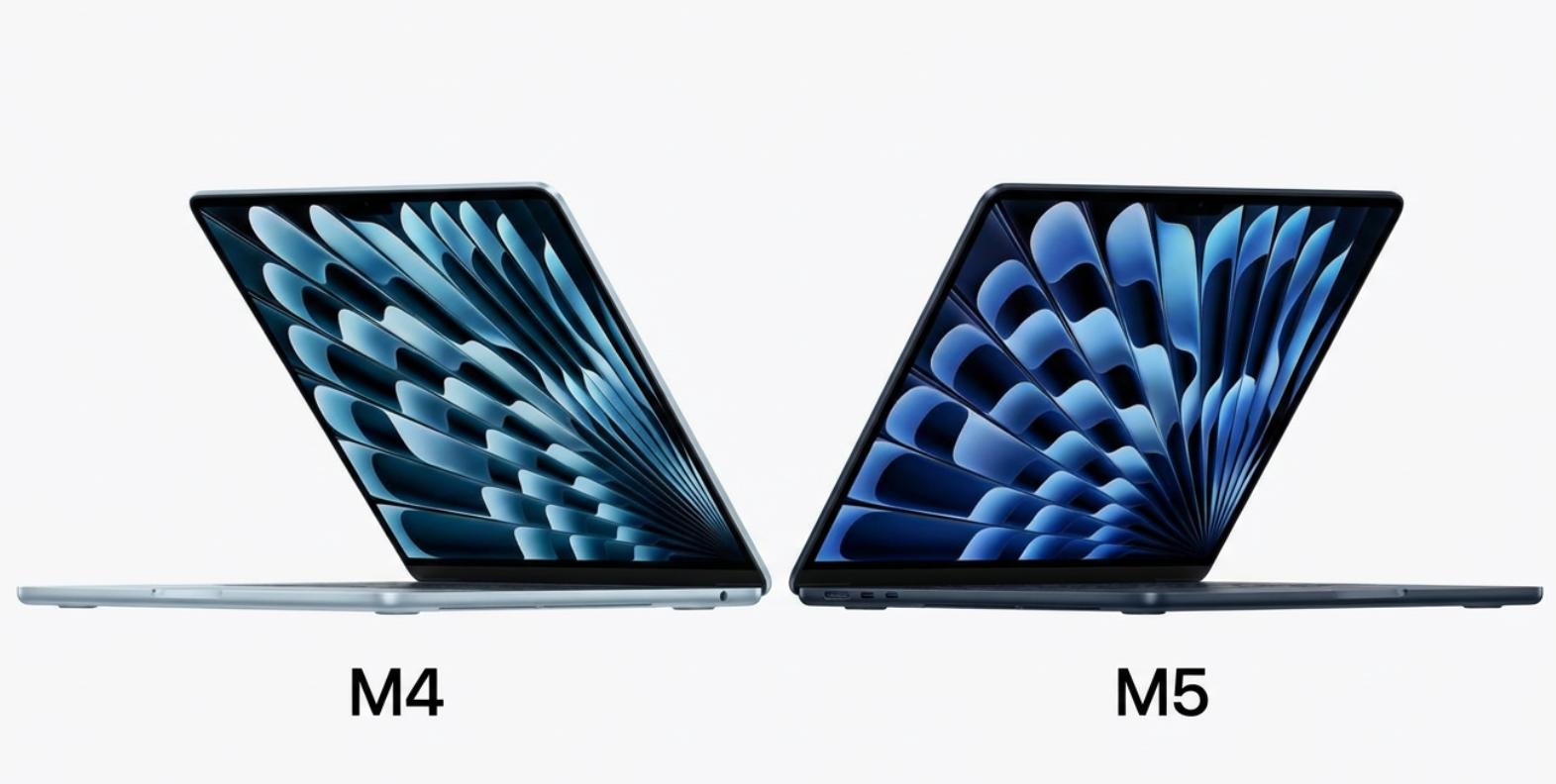 MacBook Air M4（Sky Blue・左）vs MacBook Air M5（Midnight・右）外観比較：同じ超薄型筐体で世代進化
